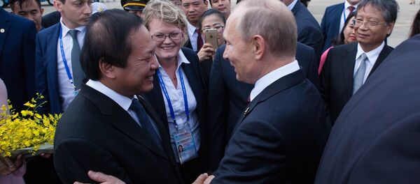 Bộ trưởng Bộ Thông tin và Truyền thông Việt Nam Trương Minh Tuấn đã trao tặng vị nguyên thủ quốc gia Nga Vladimir Putin quyển sách “Đợi anh về” - Sputnik Việt Nam