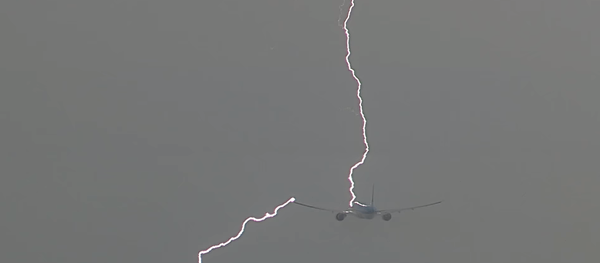 Video gây sốc: Sét đánh vào máy bay - Sputnik Việt Nam