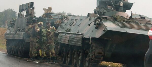 Soldiers stand beside military vehicles just outside Harare, Zimbabwe Soldiers stand beside military vehicles just outside Harare, Zimbabwe - Sputnik Việt Nam