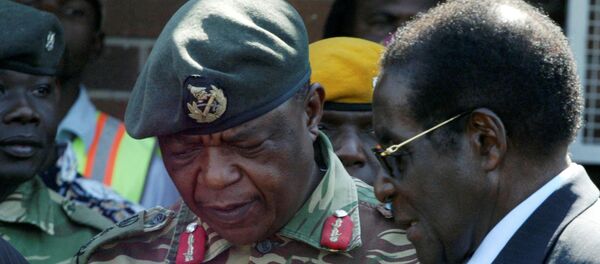 Tổng tham mưu trưởng quân đội Constantino Chiwenga và Tổng thống Robert Mugabe - Sputnik Việt Nam