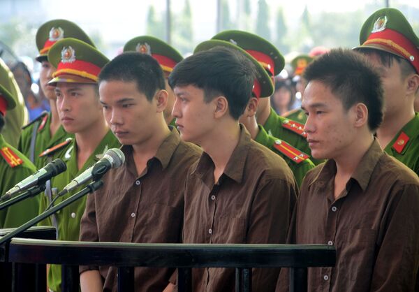 3 bị cáo trong phiên xử lưu động ngày 17/12 (từ trái qua phải) gồm: Vũ Văn Tiến, Nguyễn Hải Dương và Trần Đình Thoại - Sputnik Việt Nam