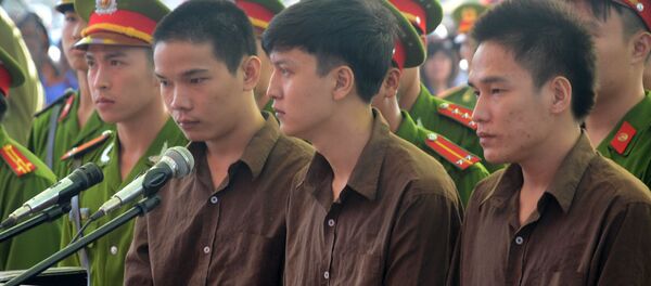 3 bị cáo trong phiên xử lưu động ngày 17/12 (từ trái qua phải) gồm: Vũ Văn Tiến, Nguyễn Hải Dương và Trần Đình Thoại - Sputnik Việt Nam