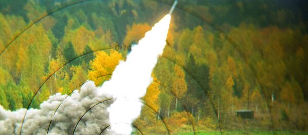 Hệ thống pháo phản lực phóng loạt Smerch trong buổi trình diễn tại Triển lãm  Expo Arms Russia -2013 diễn ra ở thành phố Nizhny Tagil - Sputnik Việt Nam