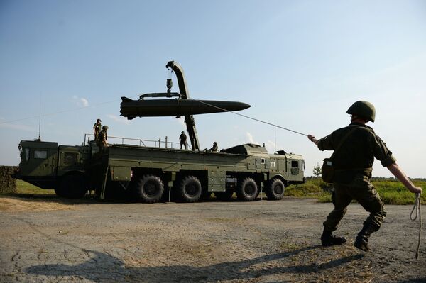 Triển khai hệ thống tên lửa chiến thuật Iskander-M trong buổi trình diễn trong khuôn khổ Diễn đàn kỹ thuật - quân sự quốc tế lần thứ Ba  Quân đội 2017 tại thao trường Sverdlovsk - Sputnik Việt Nam