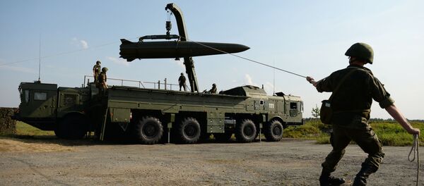 Triển khai hệ thống tên lửa chiến thuật Iskander-M trong buổi trình diễn trong khuôn khổ Diễn đàn kỹ thuật - quân sự quốc tế lần thứ Ba  Quân đội 2017 tại thao trường Sverdlovsk - Sputnik Việt Nam