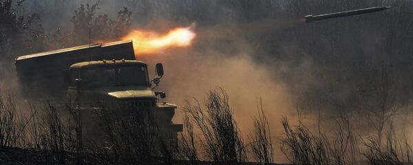 Xe quân sự BM-21 của hệ thống pháo phản lực phóng loạt Grad trong quá trình bắn - Sputnik Việt Nam