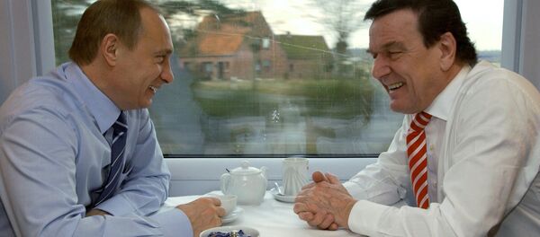 Cựu Thủ tướng Đức Gerhard Schroeder và Tổng thống Nga Vladimir Putin - Sputnik Việt Nam