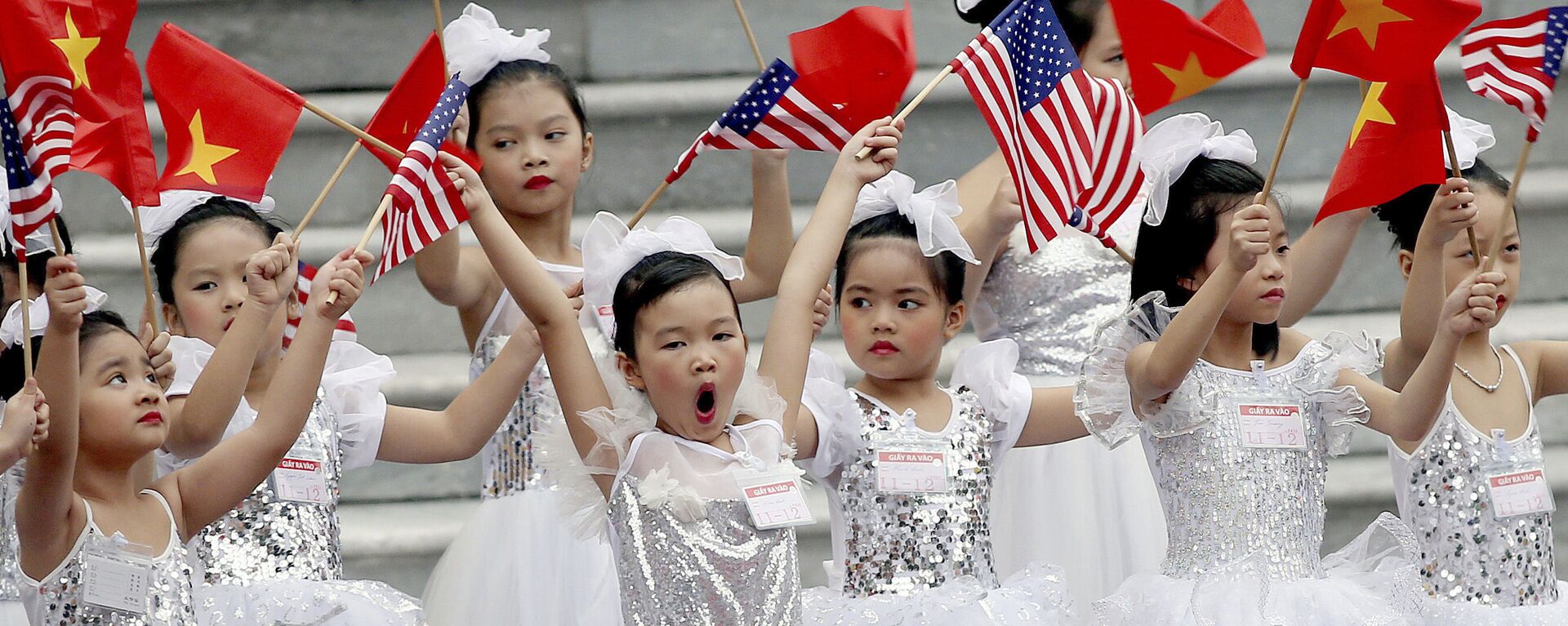 Các em nhỏ Việt Nam trước lễ đón Tổng thống Hoa Kỳ Donald Trump tại Hà Nội - Sputnik Việt Nam, 1920, 20.09.2024