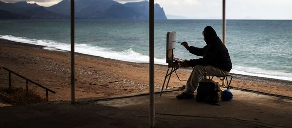 Họa sĩ vẽ tranh trên bãi biển Sevastopol, Crưm - Sputnik Việt Nam
