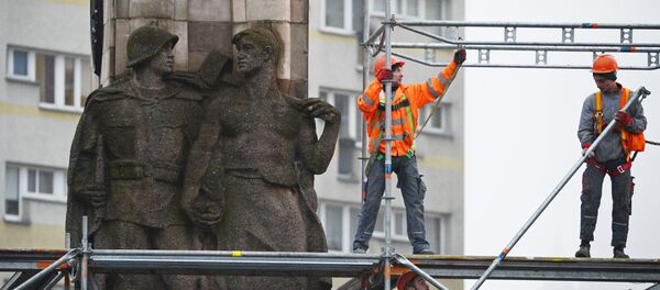 Tháo dỡ tượng đài vinh danh Hồng quân ở Szczecin thuộc Ba Lan - Sputnik Việt Nam