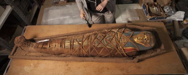 Các nhà khảo cổ từ Trung tâm Nghiên cứu Ai Cập (Viện Hàn lâm Khoa học LB Nga) và đồng nghiệp địa phương ở Ai Cập đã tìm thấy trong hầm tu viện Deir el-Bana ở phía tây-nam thủ đô Cairo một chiếc quan tài với xác ướp cổ đại. Các nhà khảo cổ từ Trung tâm Nghiên cứu Ai Cập (Viện Hàn lâm Khoa học LB Nga) và đồng nghiệp địa phương ở Ai Cập đã tìm thấy trong hầm tu viện Deir el-Bana ở phía tây-nam thủ đô Cairo một chiếc quan tài với xác ướp cổ đại. - Sputnik Việt Nam