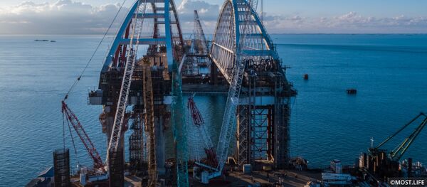 Lắp đặt nhịp vòm cầu đường nhựa qua eo biển Kerch, Crưm. - Sputnik Việt Nam