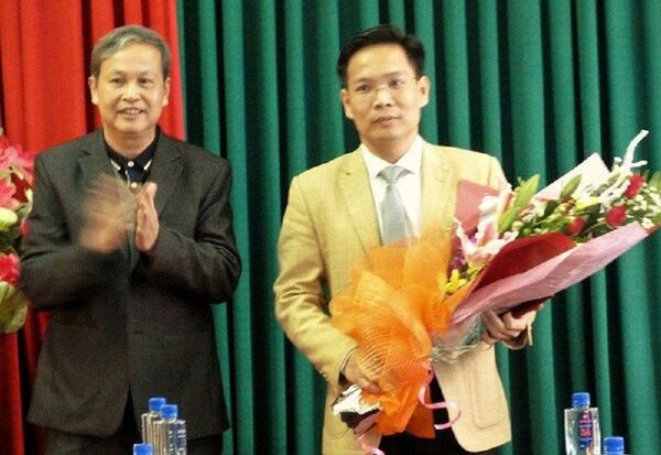 Ông Phan Tiến Diện (bìa phải) tại thời điểm bổ nhiệm làm Phó giám đốc Sở TNMT Sơn La. - Sputnik Việt Nam