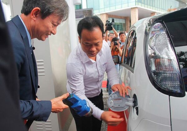 Với công nghệ sạc nhanh, trạm sạc này sẽ sạc đầy cho một ô tô điện trong 30 phút  - Sputnik Việt Nam