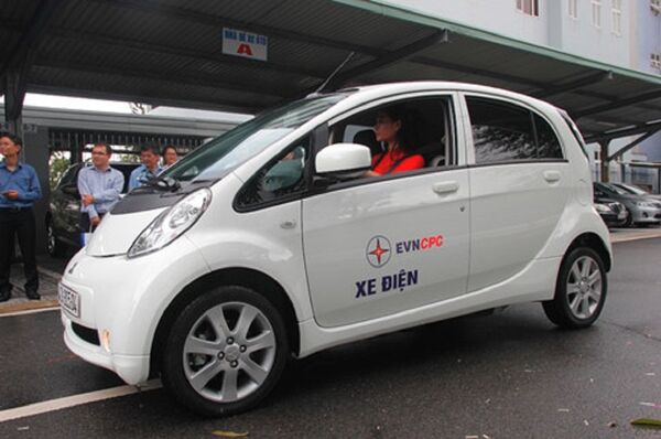 Ô tô điện có vẻ bề ngoài cùng nội thất bên trong không khác với ô tô chạy bằng nhiên liệu xăng, dầu - Sputnik Việt Nam