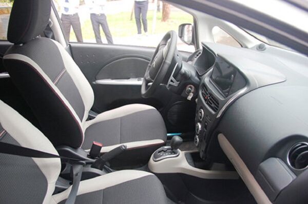 Ô tô điện có vẻ bề ngoài cùng nội thất bên trong không khác với ô tô chạy bằng nhiên liệu xăng, dầu  - Sputnik Việt Nam