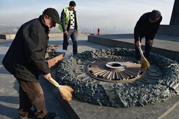 Những kẻ phá hoại lần thứ hai đổ xi măng lên ngọn lửa vĩnh cửu tại Kiev - Sputnik Việt Nam