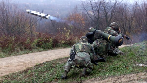 This 18 November 2000 DOD filer shows Corporal Allen Dantes, a Manila, Philippines native and Private First Class Ric Johnson, Newark N.J. native, both from Javelin Platoon, Weapons Company, Battalion Landing Team 2/2, 26th Marine Expeditionary Unit (Special Operations Capable), launching the first Javelin Missile ever to fired by deployed MEU during Exercise Slunj 2000 in Croatia - Sputnik Việt Nam