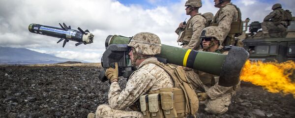 Американские солдаты ведут огонь из переносного противотанкового ракетного комплекса Javelin - Sputnik Việt Nam