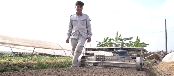 Nông dân Việt chế robot gieo hạt tự động (Video) - Sputnik Việt Nam