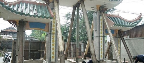 Cổng tam quan chùa Pháp Liên (xã Thới Tam Thôn, huyện Hóc Môn, TPHCM) được ông Nguyễn Văn Cư di dời năm 2013. - Sputnik Việt Nam