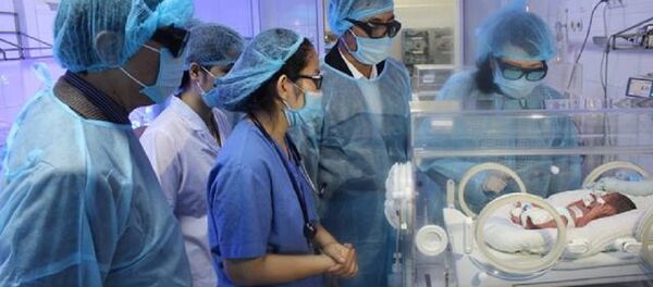 Bộ trưởng Bộ Y tế Nguyễn Thị Kim Tiến thăm Đơn nguyên Sơ sinh của Bệnh viện Sản- Nhi Bắc Ninh - Sputnik Việt Nam