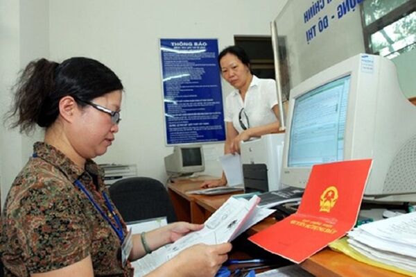 Giấy chứng nhận quyền sử dụng đất sẽ ghi tên các thành viên trong gia đình cùng sử dụng đất có cần thiết không? - Sputnik Việt Nam