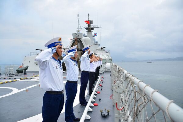 Cán bộ, chiến sĩ Tàu 012-Lý Thái Tổ thực hiện nghi lễ chào cảng tại quân cảng Cam Ranh, Khánh Hòa. - Sputnik Việt Nam