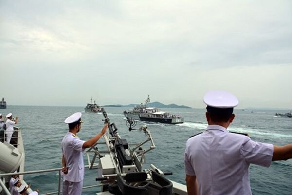 Tàu 012 - Lý Thái Tổ thực hiện nghi thức chào tàu duyệt - Sputnik Việt Nam