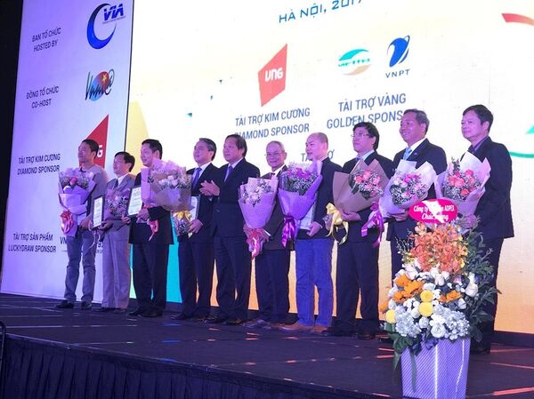 Ngày 22/11/2017, Hiệp hội Internet đã công bố kết quả bình chọn 10 cá nhân có ảnh hưởng lớn nhất đến Internet Việt Nam trong một thập kỷ (2007 - 2017) do Hiệp hội Internet và ICTnews phối hợp tổ chức. Ngày 22/11/2017, Hiệp hội Internet đã công bố kết quả bình chọn 10 cá nhân có ảnh hưởng lớn nhất đến Internet Việt Nam trong một thập kỷ (2007 - 2017) do Hiệp hội Internet và ICTnews phối hợp tổ chức. - Sputnik Việt Nam