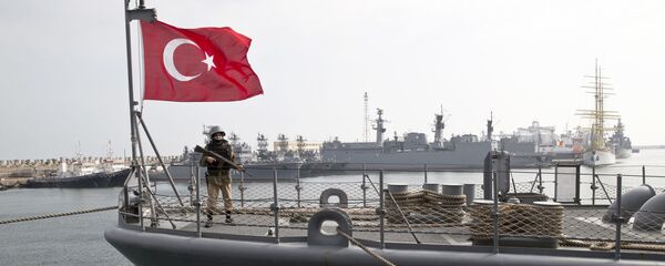 Турецкий военный на борту фрегата TCG Turgutreis во время учений НАТО. Архивное фото - Sputnik Việt Nam