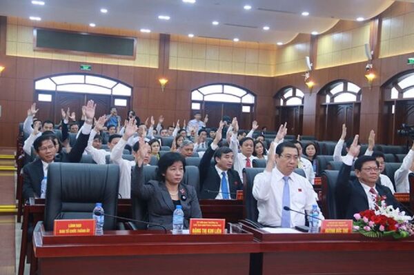 Các đại biểu HĐND biểu quyết thông qua nghị quyết bãi nhiệm Chủ tịch HĐND và đại biểu HĐND đối với ông Nguyễn Xuân Anh Các đại biểu HĐND biểu quyết thông qua nghị quyết bãi nhiệm Chủ tịch HĐND và đại biểu HĐND đối với ông Nguyễn Xuân Anh - Sputnik Việt Nam