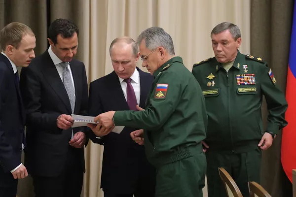 Tổng thống Syria Bashar Assad và Tổng thống Nga Vladimir Putin cùng ban lãnh đạo Bộ Quốc phòng Nga Tổng thống Syria Bashar Assad và Tổng thống Nga Vladimir Putin cùng ban lãnh đạo Bộ Quốc phòng Nga - Sputnik Việt Nam