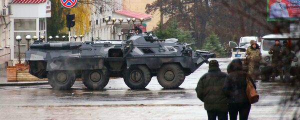 Donbass. BTR và những người mặc quân phục trên đường phố Lugansk. - Sputnik Việt Nam