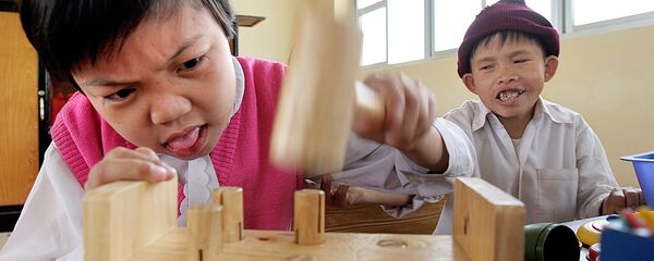 Trẻ em Việt Nam sinh ra có khuyết tật về thể chất và tinh thần nghiêm trọng do Chất độc màu da cam - Sputnik Việt Nam