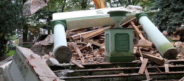 Ba Lan dỡ bỏ lăng tẩm trên ngôi mộ tập thể của các chiến sĩ Xô-viết - Sputnik Việt Nam