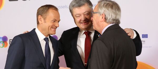 Chủ tịch Hội đồng Châu Âu Donald Tusk, Tổng thống Ukraine Petro Poroshenko và Chủ tịch Uỷ ban châu Âu Jean-Claude Juncker tại hội nghị thượng đỉnh tại Brussels - Sputnik Việt Nam