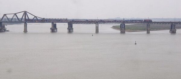 Vật chướng ngại nghi là bom cách cầu Long Biên khoảng 5m Vật chướng ngại nghi là bom cách cầu Long Biên khoảng 5m - Sputnik Việt Nam