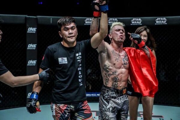 Arnaud Lepont cùng lá cờ Việt Nam sau khi hạ đo ván tay đấm người Philippines. - Sputnik Việt Nam