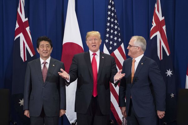 Thủ tướng Nhật Bản Shinzo Abe, Tổng thống Mỹ Donald Trump và Thủ tướng Australia Malcolm Turnbull trong cuộc gặp bên lề hội nghị ASEAN ở Philippines. - Sputnik Việt Nam