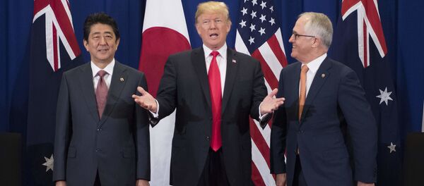 Thủ tướng Nhật Bản Shinzo Abe, Tổng thống Mỹ Donald Trump và Thủ tướng Australia Malcolm Turnbull trong cuộc gặp bên lề hội nghị ASEAN ở Philippines. - Sputnik Việt Nam