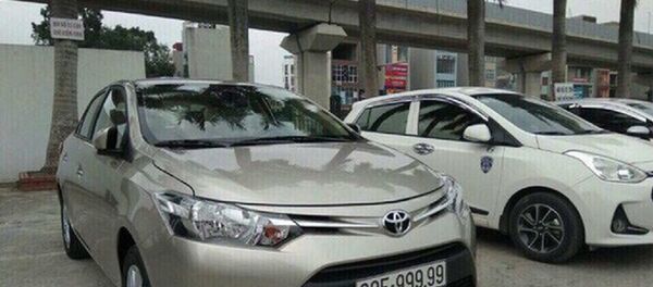 Chiếc xe Toyota Vios mang BKS 30E-999.99 - Sputnik Việt Nam