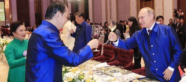 Chủ tịch nước Trần Đại Quang nâng cốc chúc mừng Tổng thống Nga Vladimir Putin tại Tiệc chiêu đãi chào mừng các nhà Lãnh đạo APEC và Phu nhân, tối 10/11. - Sputnik Việt Nam