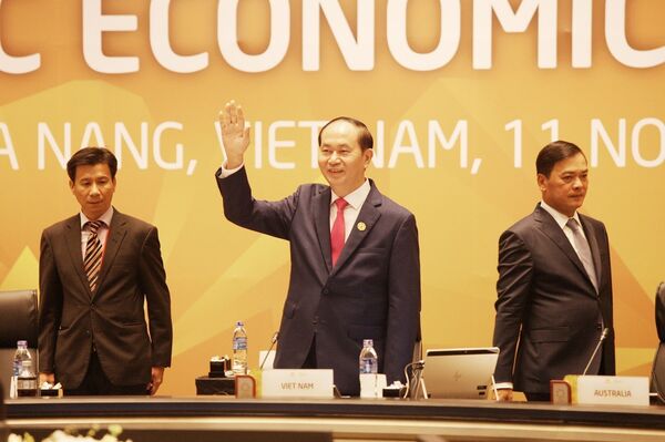 Chủ tịch nước Trần Đại Quang, Chủ tịch Hội nghị Cấp cao APEC lần thứ 25 chào mừng Lãnh đạo các nền kinh tế dự Phiên họp kín thứ nhất với chủ đề “Tăng trưởng sáng tạo, phát triển bao trùm và việc làm bền vững trong kỷ nguyên số” của Hội nghị các Nhà lãnh đạo Kinh tế APEC lần thứ 25, sáng 11/11. - Sputnik Việt Nam