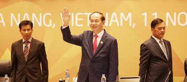 Chủ tịch nước Trần Đại Quang, Chủ tịch Hội nghị Cấp cao APEC lần thứ 25 chào mừng Lãnh đạo các nền kinh tế dự Phiên họp kín thứ nhất với chủ đề “Tăng trưởng sáng tạo, phát triển bao trùm và việc làm bền vững trong kỷ nguyên số” của Hội nghị các Nhà lãnh đạo Kinh tế APEC lần thứ 25, sáng 11/11. - Sputnik Việt Nam