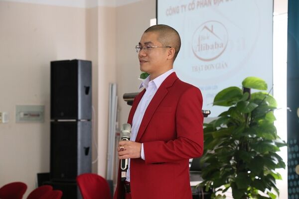 CEO Nguyễn Thái Luyện của Công ty địa ốc Alibaba đưa ra mồi nhử về cam kết lợi nhuận tại các lễ mở bán CEO Nguyễn Thái Luyện của Công ty địa ốc Alibaba đưa ra mồi nhử về cam kết lợi nhuận tại các lễ mở bán - Sputnik Việt Nam