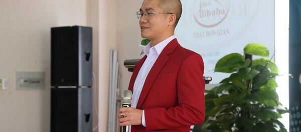 CEO Nguyễn Thái Luyện của Công ty địa ốc Alibaba đưa ra mồi nhử về cam kết lợi nhuận tại các lễ mở bán CEO Nguyễn Thái Luyện của Công ty địa ốc Alibaba đưa ra mồi nhử về cam kết lợi nhuận tại các lễ mở bán - Sputnik Việt Nam