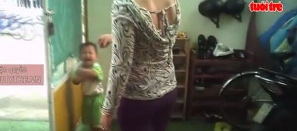 Đứa trẻ khóc thét khi bị bạo hành - Sputnik Việt Nam