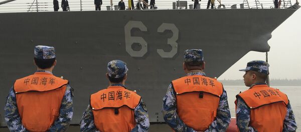Chinese Navy personnel stand watch the guided missile destroyer USS Stethem arrives at the Shanghai International Passenger Quay for a scheduled port visit in Shanghai, China, Monday, Nov. 16, 2015. Chinese Navy personnel stand watch the guided missile destroyer USS Stethem arrives at the Shanghai International Passenger Quay for a scheduled port visit in Shanghai, China, Monday, Nov. 16, 2015. - Sputnik Việt Nam