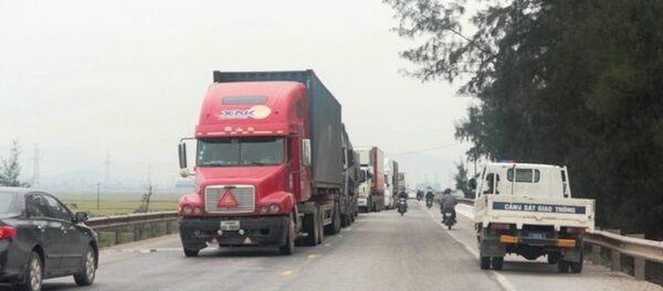 Vụ tai nạn khiến tuyến đường tránh Vinh bị ách tắc cục bộ nhiều giờ liền. Vụ tai nạn khiến tuyến đường tránh Vinh bị ách tắc cục bộ nhiều giờ liền. - Sputnik Việt Nam